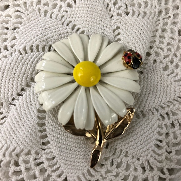 Vintage Jewelry - Darling 1970’s vintage daisy & ladybug brooch